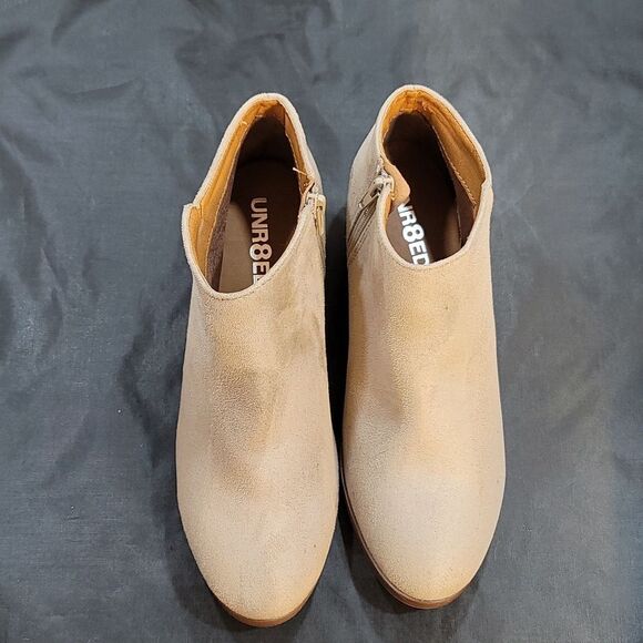 UNR8ED SIDE ZIPPER +ROUND TOE ANKLE BOOTIE - Picture 3 of 15